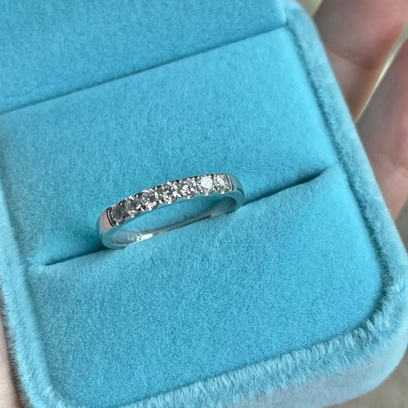 18K Diamond Ring - Picture 2 of 10